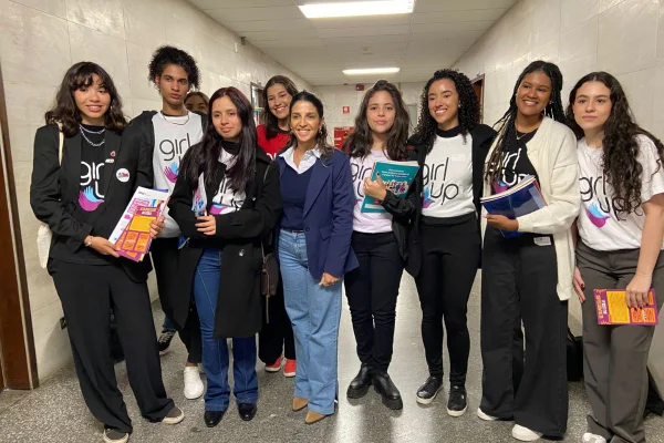 imagem colorida mostra grupo de meninas ao lado da vereadora Ana Carolina