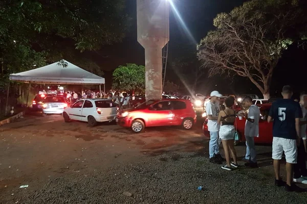 Carros e aglomeração de pessoas