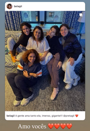Em tratamento nos EUA, Preta Gil posa ao lado da irmã, Bela Gil, e amigos