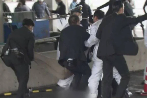 Primeiro-ministro do Japão é retirado de evento após explosão - metrópoles