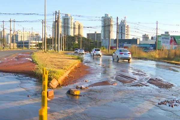Rua em Águas Claras fica alagada após serviço de manutenção da Caesb