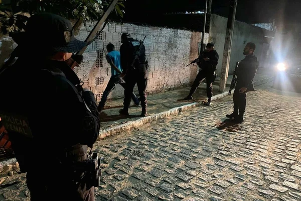 policiais revistando suspeito no RN - metropoles