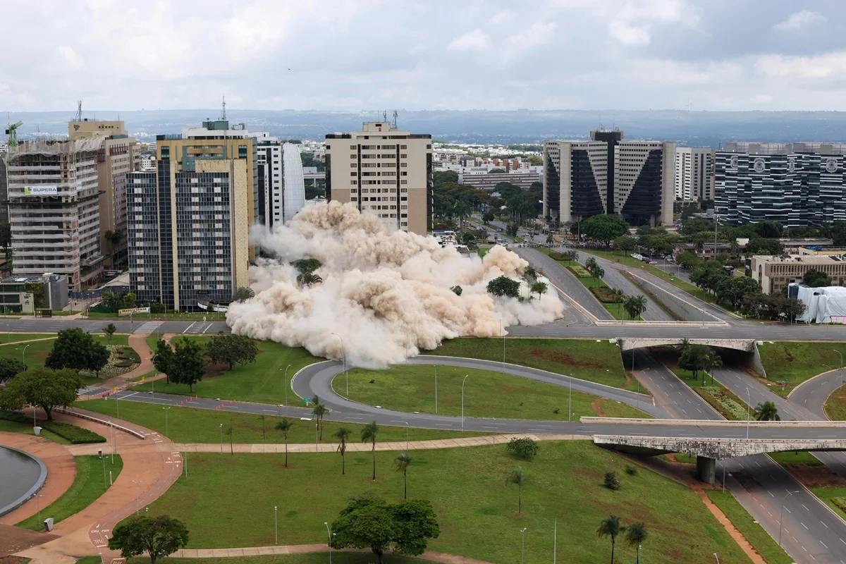 Pessoas do Setor Hoteleiro Sul se reuniram em tetos de outros hotéis para assistir a implosão Pessoas do Setor Hoteleiro Sul se reuniram em tetos de outros hotéis para assistir a implosão
