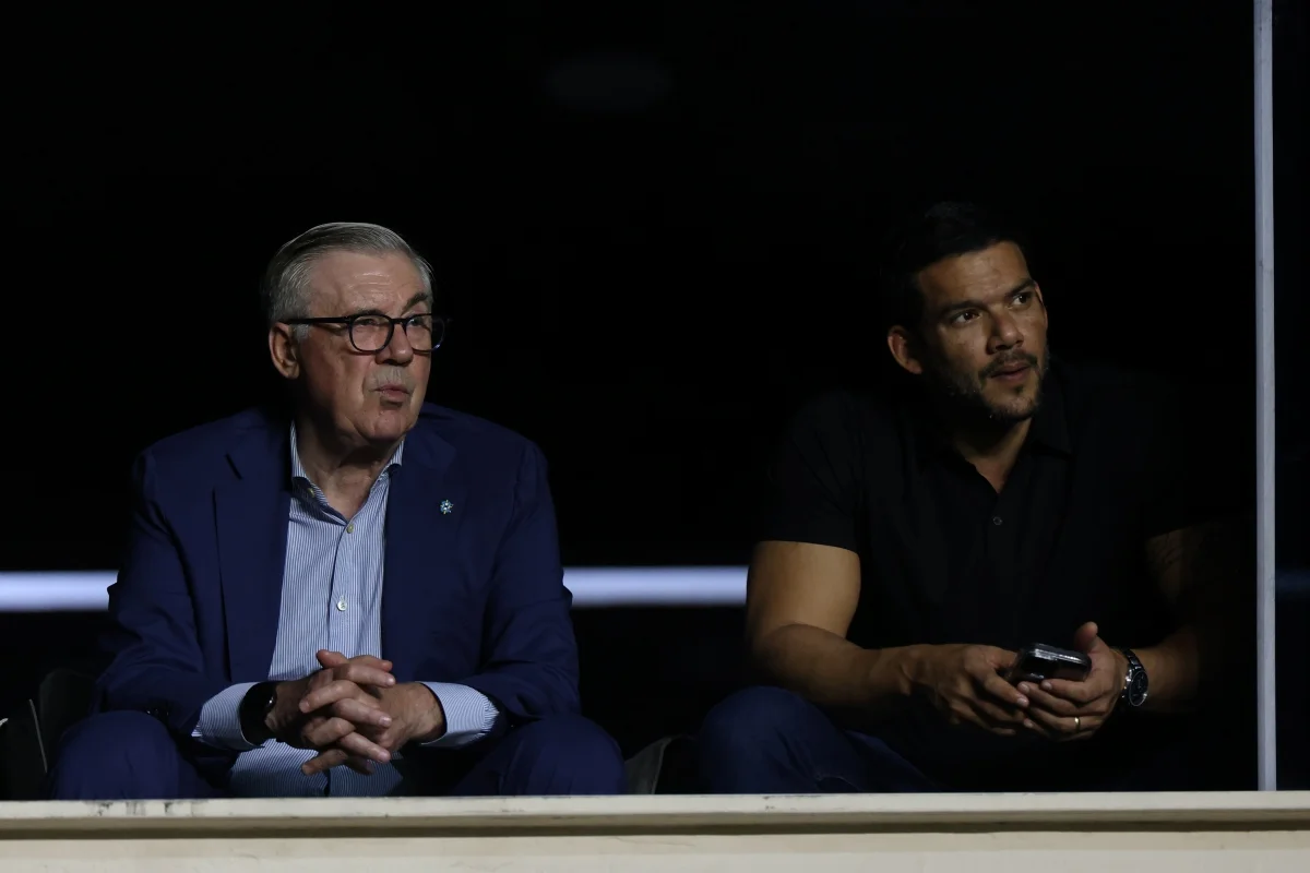 Brasileirão: Carlo Ancelotti acompanha partida em São Januário 1 Carlo Ancelotti ao lado de Samir Xaud, presidente da CBF