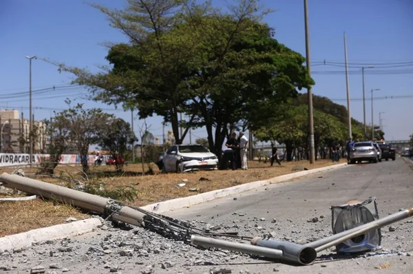 Colisão na EPTG envolve viatura da PCDF e deixa dois feridos