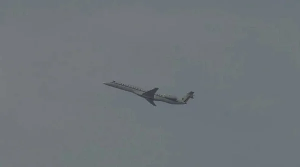 Avião com Bolsonaro arremete no Aeroporto da Pampulha, em Minas Gerais