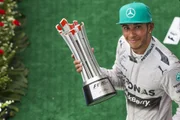 Lewis Hamilton ficou com o primeiro lugar do GP da Malásia de 2014. Lewis Hamilton ficou com o primeiro lugar do GP da Malásia de 2014.