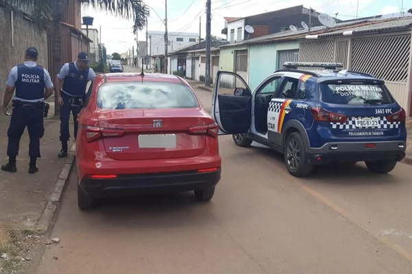 Equipe da PMDF recupera carro de motorista de aplicativo no Recanto das Emas