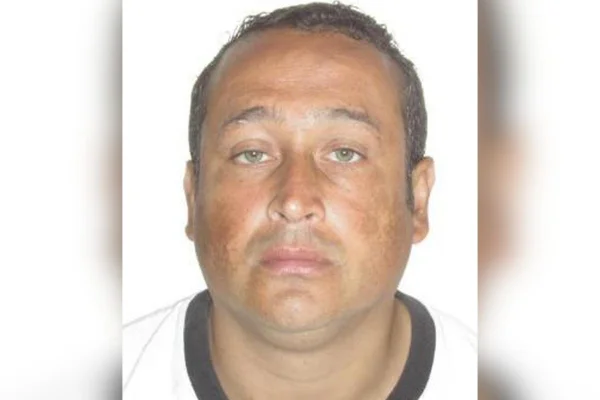 Foto colorida de açougueiro suspeito de esfaquear colegas de trabalho por suposta motivação de bullying.