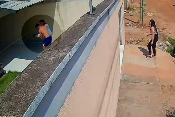 Vídeo. Bombeiro de folga salva recém-nascido que se engasgou com leite