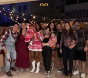 João Vitor Silva e Iza posam com amigos durante festa típica