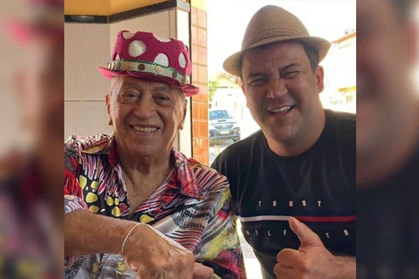 Genival Lacerda ao lado do filho, João Lacerda