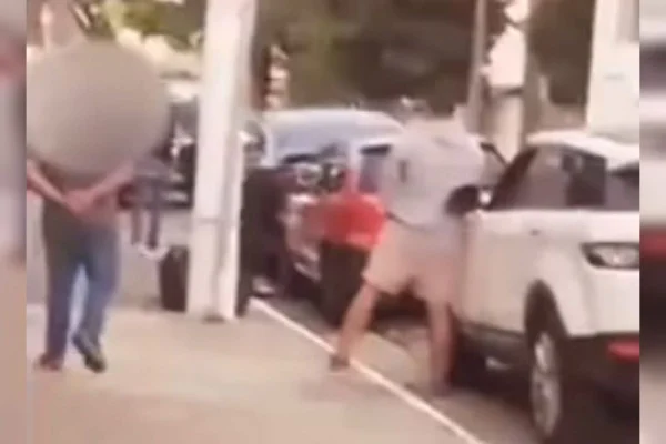Vídeo mostra delegado urinando em frente a comércio: “Tem problema?”