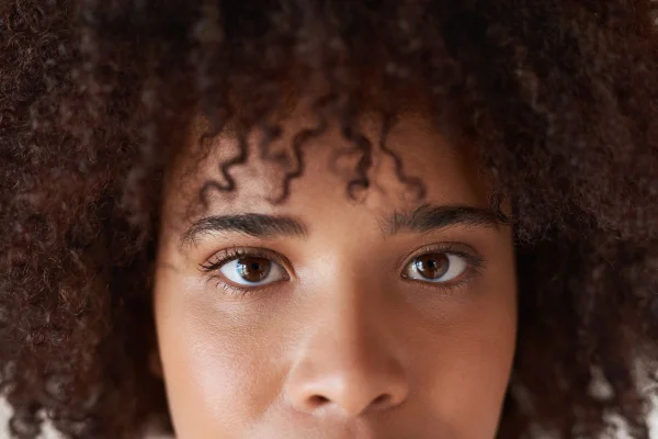 Imagem colorida mostra rosto de uma mulher negra - Metrópoles