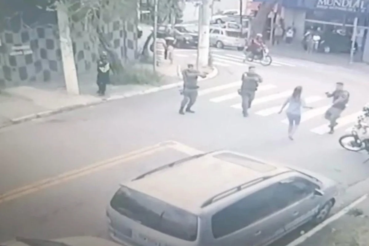 Imagens mostram o momento em que PM mata mulher que estaria em surto na zona norte de SP Imagens mostram o momento em que PM mata mulher que estaria em surto na zona norte de SP