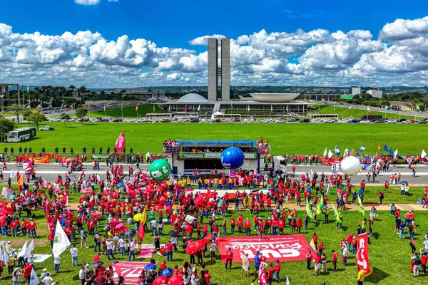 Protesto: trabalhadores marcham em Brasília pelo fim da escala 6×1