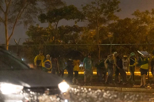 Bolsonaristas caminhando na chuva - Metrópoles