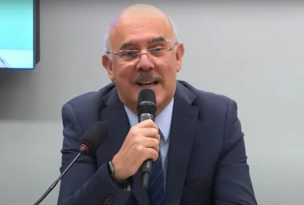 Ministro da Educação Milton Ribeiro. Ele tem cabelos brancos ao lado da cabeça e usa óculos - Metrópoles