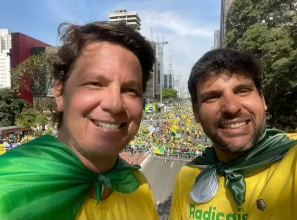 Auxiliar de Mario Frias chama Paulo Coelho de “maconheiro” e “idiota”