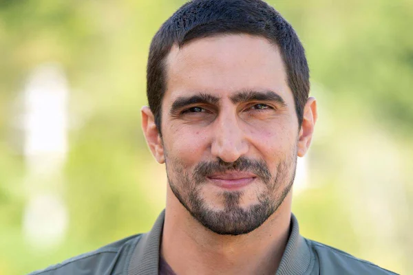 foto colorida de renato goes em novela da globo - metrópoles