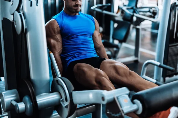 homem no leg press