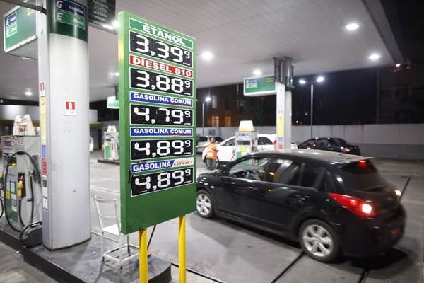Petrobras eleva em 1,48% preço médio da gasolina nas refinarias