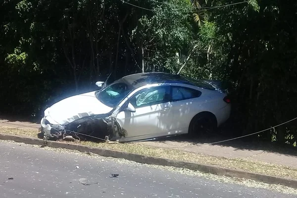 Carro de luxo bate em poste e deixa 736 imóveis sem luz no Lago Sul