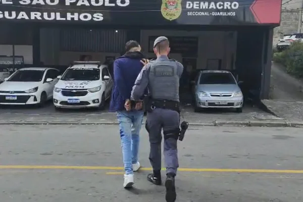 PM conduz suspeito para delegacia - Metrópoles