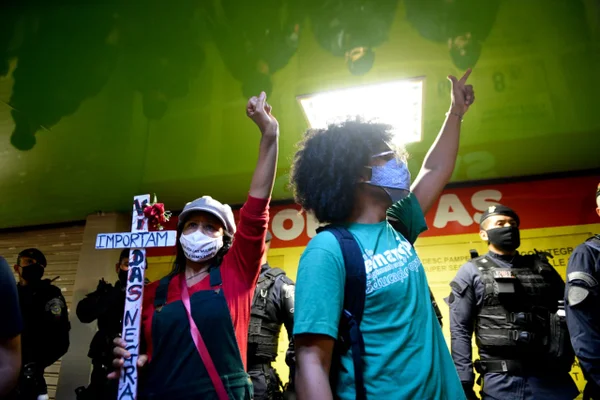 Brasilienses vão às ruas contra espancamento e morte de negro no Carrefour
