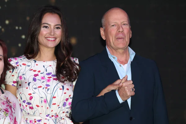 Esposa de Bruce Willis revela que o ator não se comunica mais