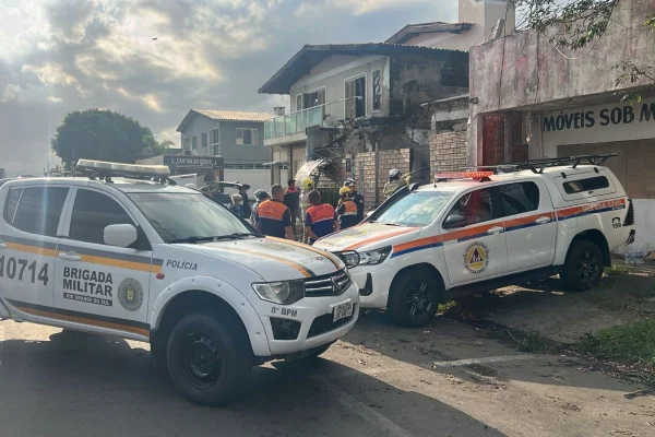 Foto colorida de equipes em local de queda de avião no RS - Metrópoles