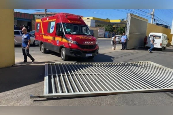 Portão de garagem cai na cabeça de adolescente em Minas