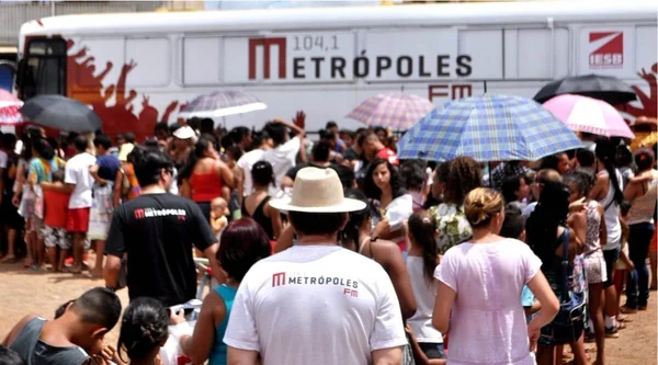 Metrópoles FM distribui 1 mil brinquedos no Sol Nascente