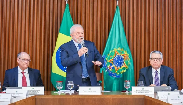 Reunião do presidente Lula com os 27 chefes do executivo nacional no Palácio do Planalto para tratar de demandas dos estados. Na imagem, Lula fala em ponta de mesa ladeado por Alckmin e Alexandre Padilha - Metrópoles