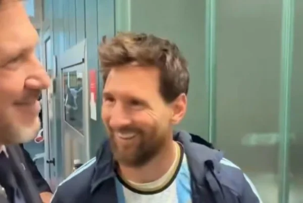 Foto colorida de Messi com presidente da Conmebol - Metrópoles
