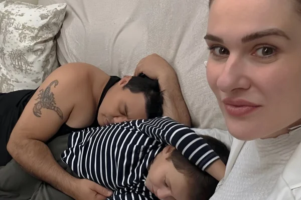 Esposa de Renner mostra momento em família: “Mundo lá fora pode esperar”