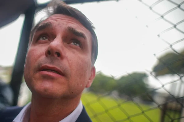 Imagem colorida, Senador Flávio Bolsonaro deixa a PF após visitar o pai condenado por tentativa de golp- Metrópoles