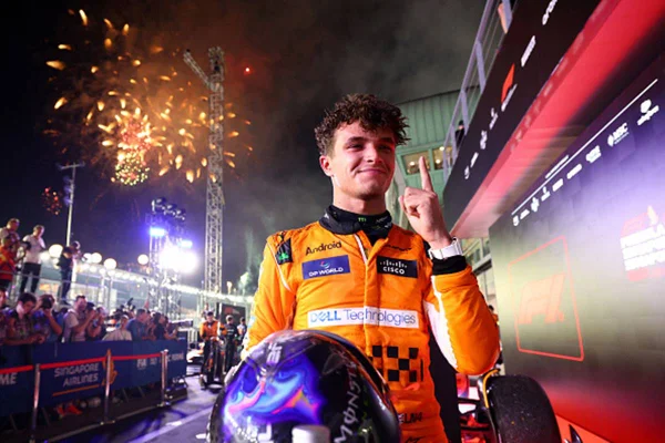 Imagem colorida de Lando Norris da McLaren em Singapura - Metrópoles