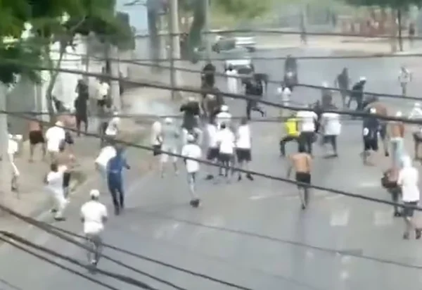 Imagem colorida da briga entre torcedores de Atlético-MG e Cruzeiro - Metrópoles