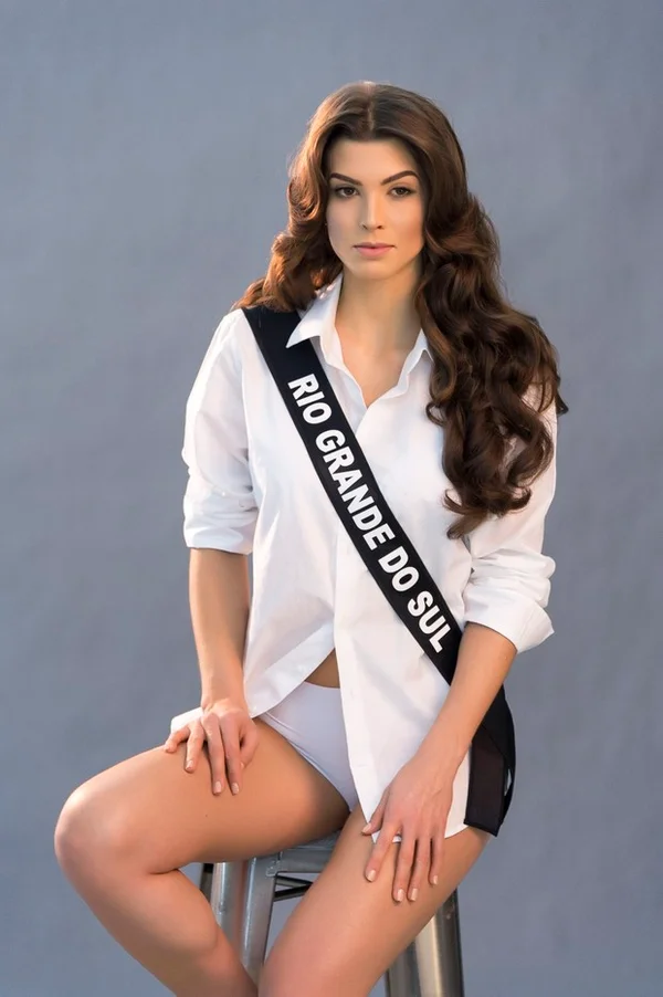 Que abundância! Brasileira derrota europeia e leva o Miss Bumbum World