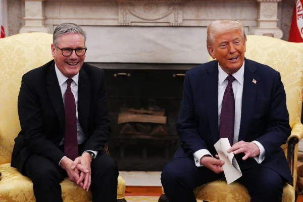 Imagem colorida de Trump e Starmer na Casa Branca - Metrópoles