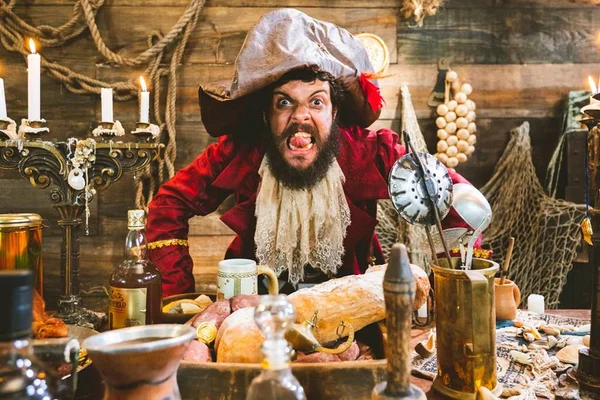 Foto colorida de Diogo Defante em cenário que se fantasia como pirata - Metrópoles
