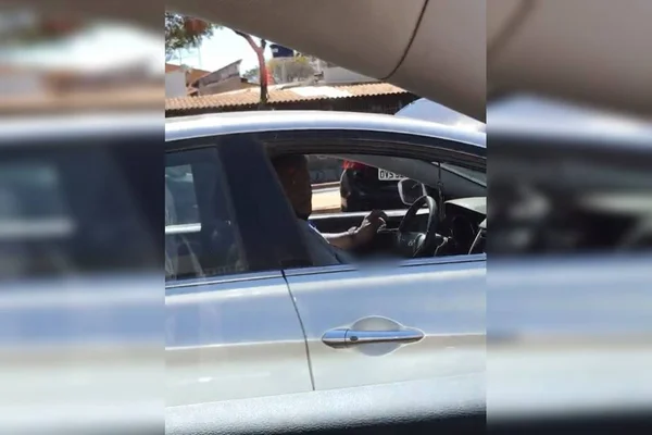 Vídeo: homem que se masturbou no trânsito é servidor aposentado da Saúde