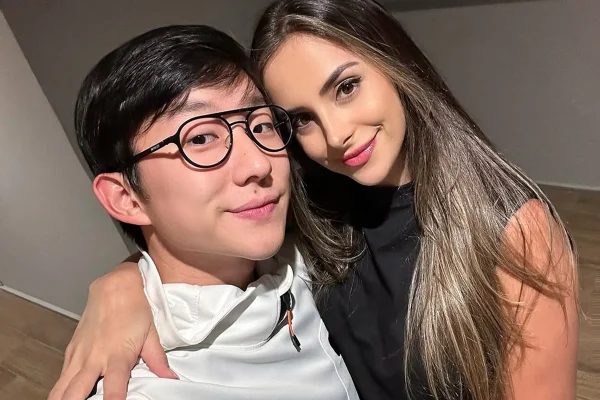 Pyong Lee aparece com a namorada, Natália Nasser, pela primeira vez e se declara - Metrópoles