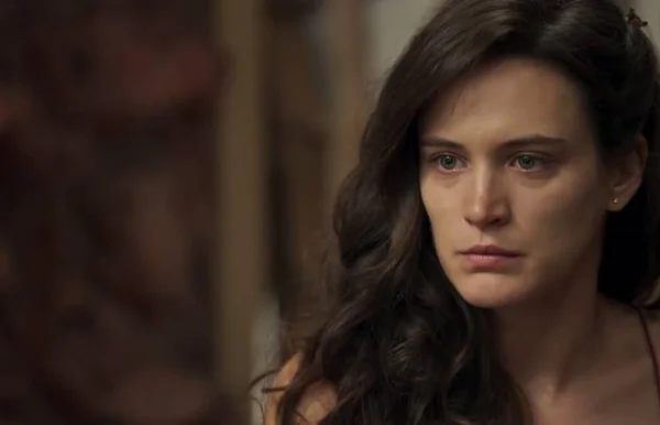 “O Outro Lado”: Clara entregará esmeraldas após avô atirar em Sophia