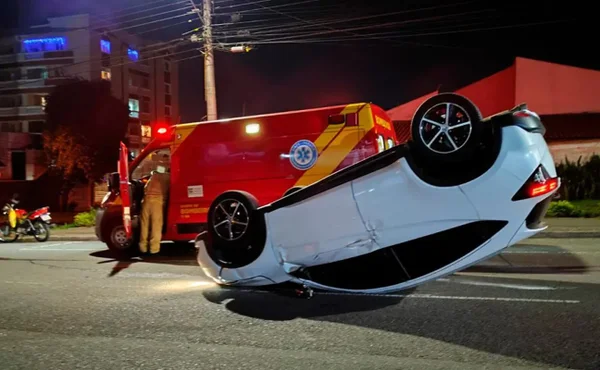 Imagem de carro envolvido em acidente de trânsito - Metrópoles