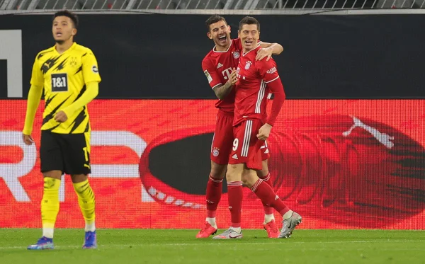 Robert Lewandowski comemora gol pelo Bayern