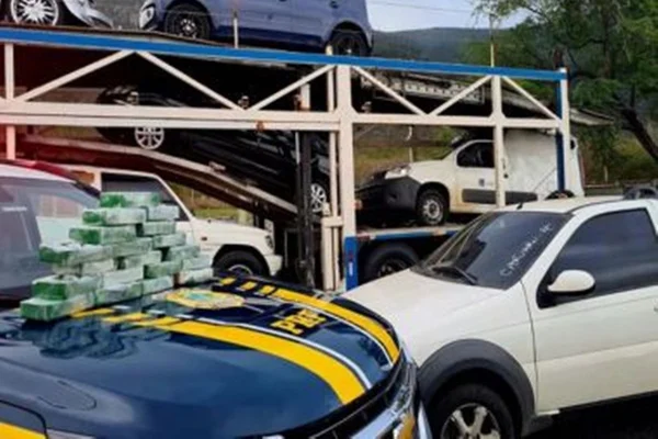 Viatura da PRF em apreensão de crack na Bahia