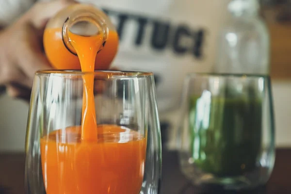Aprenda receitas de suco de cenoura para deixar a pele mais bonita no verão