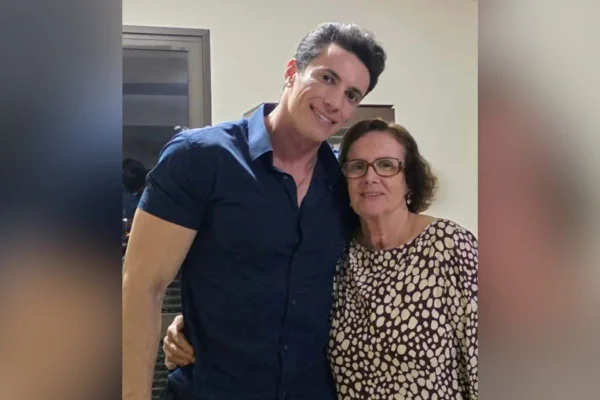 Imagem colorida mostra o médico Luiz Antônio Garnica e a mãe dele, Elizabete Arrabaça - Metrópoles